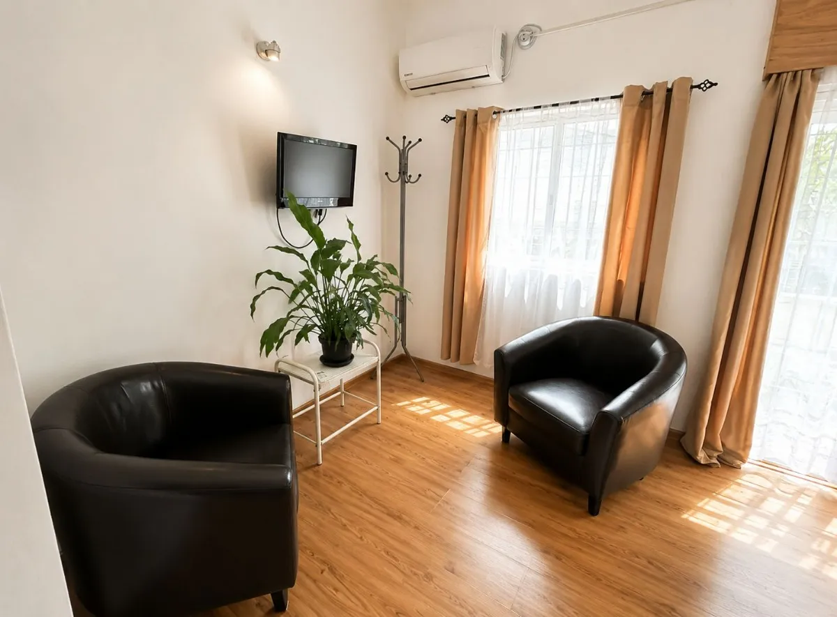 Consultorio 2 con sillones negros y televisor