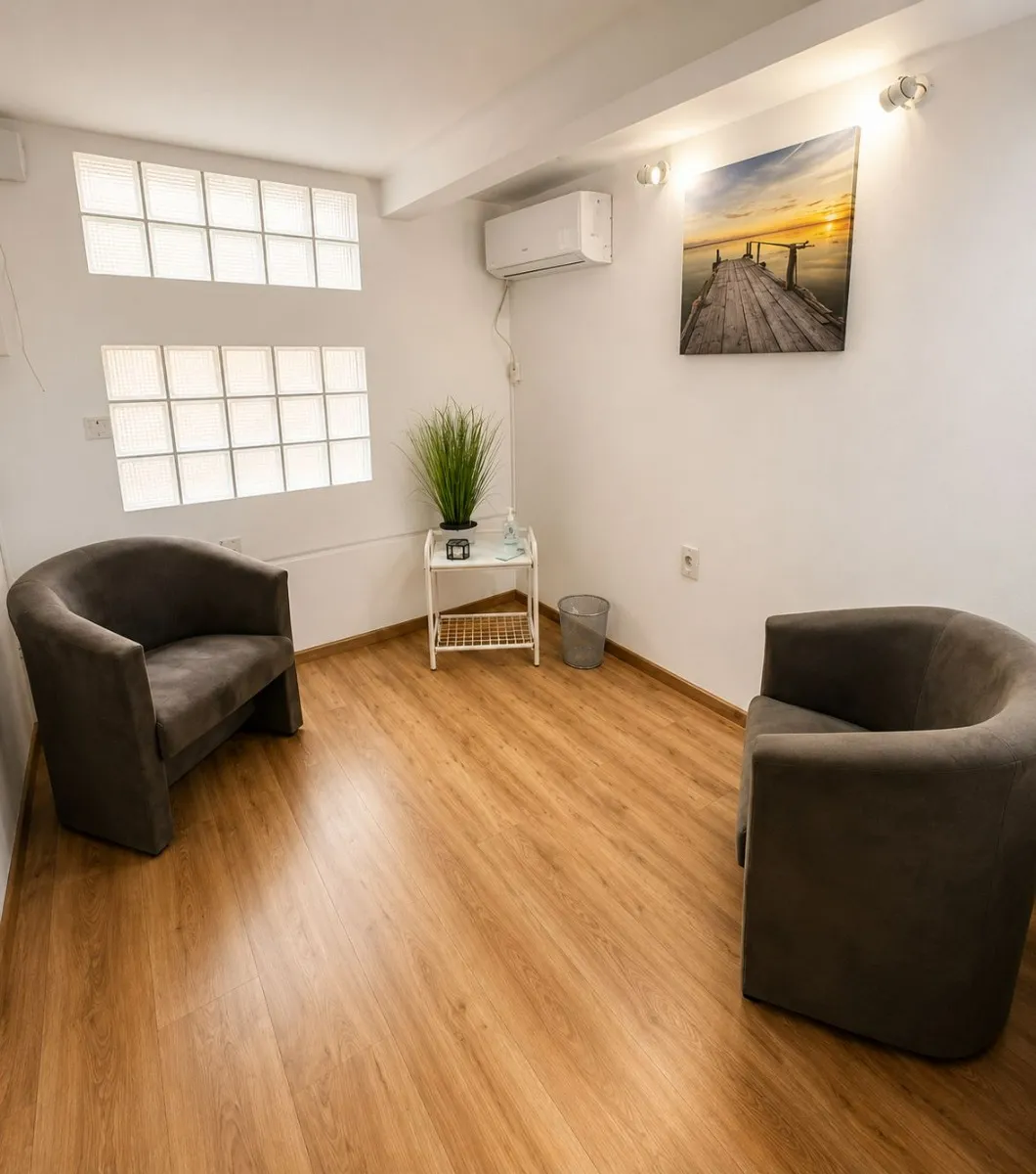 Consultorio con sillones y ventanas de vidrio